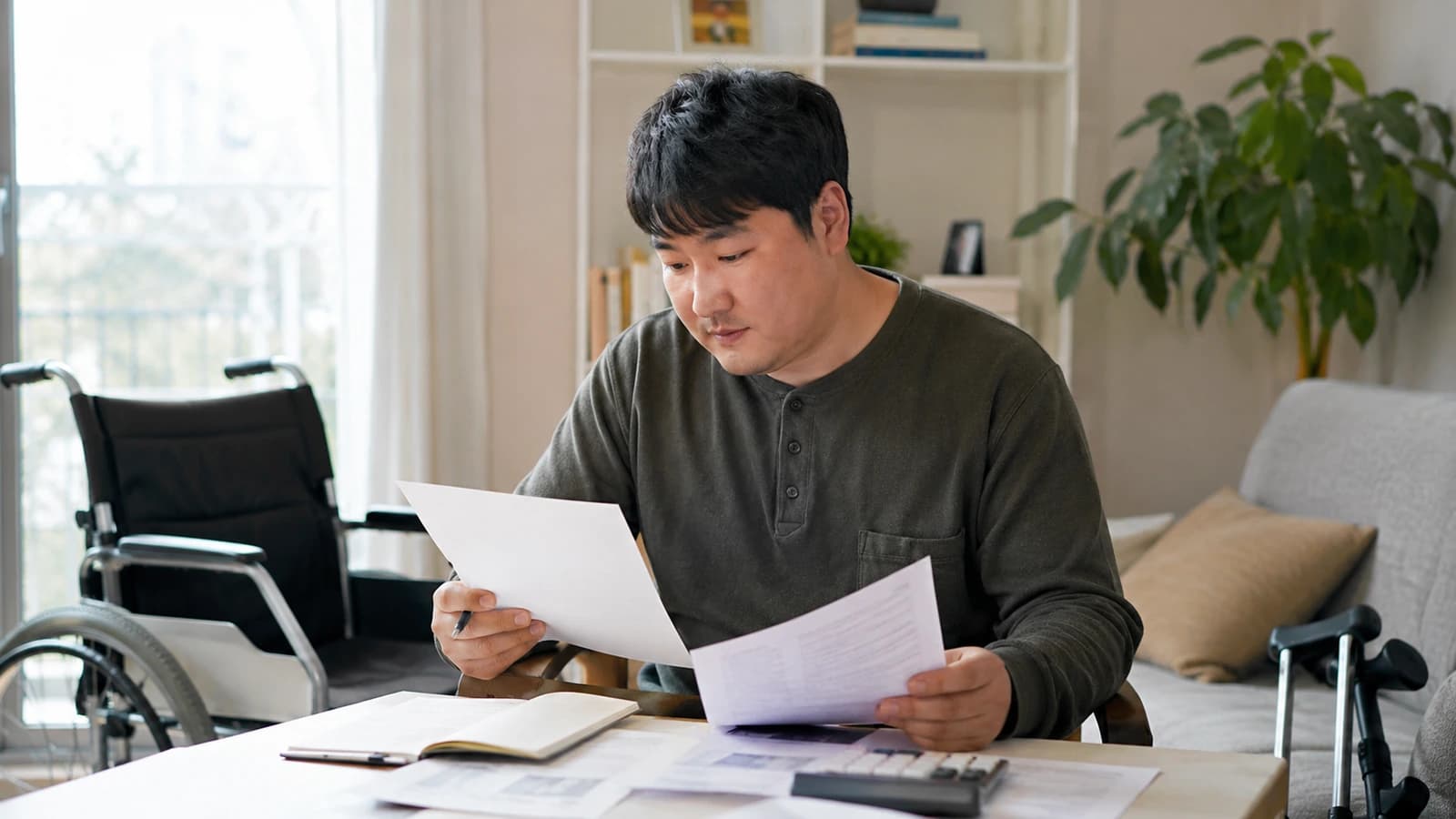 생활비와 지원 서류를 함께 확인하는 장애인