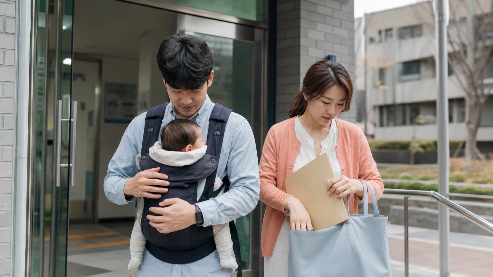 신생아와 함께 출산 지원 절차를 준비하는 부부