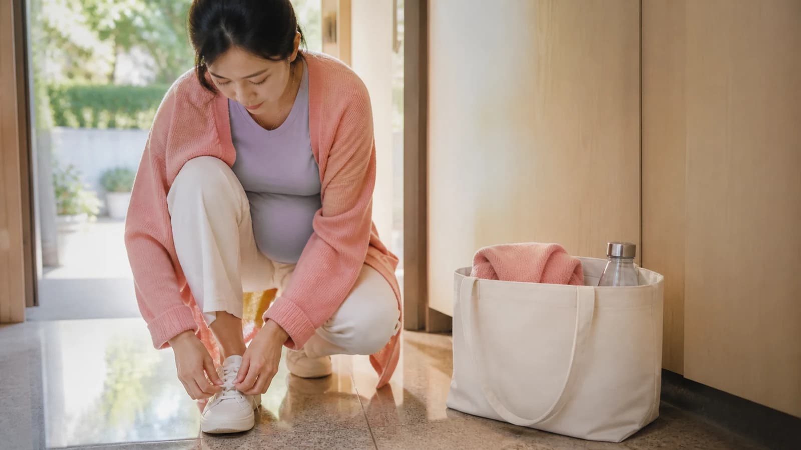산전 진료를 준비하며 배를 감싸는 임신부